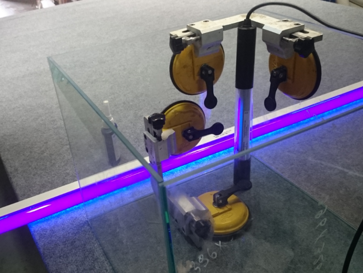 Зачем нужна УФ лампа для склейки стекла