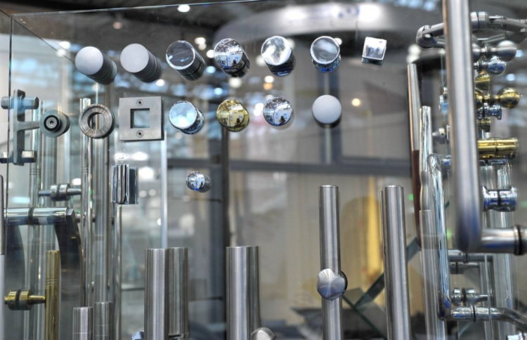 Как и чем крепить стекло?