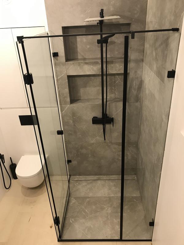 С каким стеклом лучше выбрать душевую кабину?