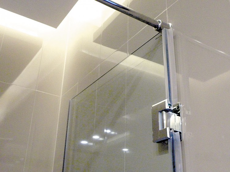 Профили и петли для душевых кабин - как обеспечить комфорт и безопасность?