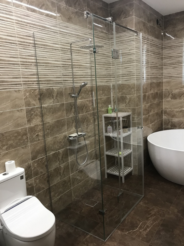 Как ухаживать за стеклом душевой кабины?