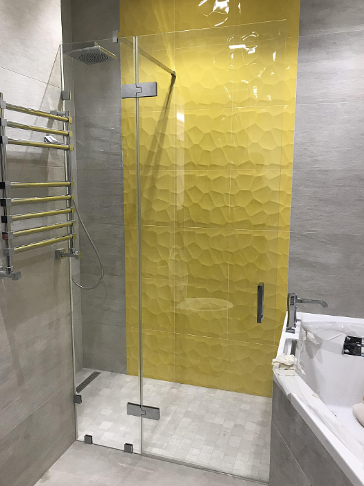 Как правильно выбрать душевую дверь в нишу