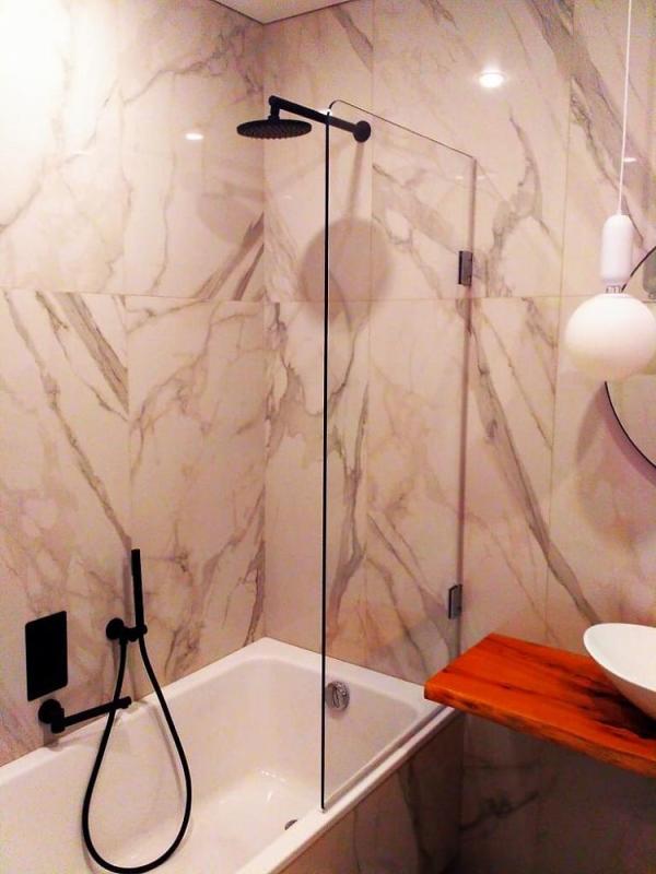 Как выбрать подходящую стеклянную штору для ванной