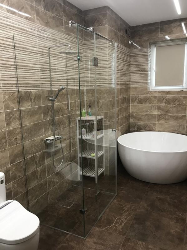 Что лучше: душевая кабина или шторка?