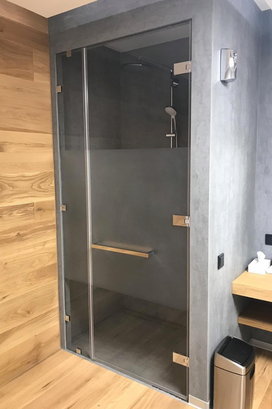 Какие двери в душ лучше — распашные или раздвижные?