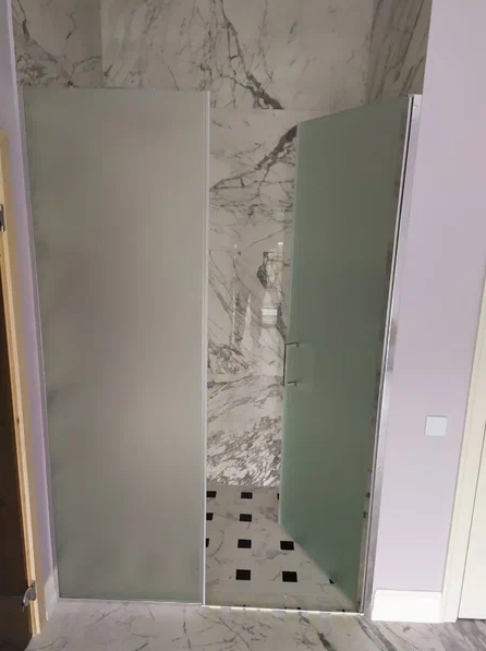 Стеклянная душевая дверь 