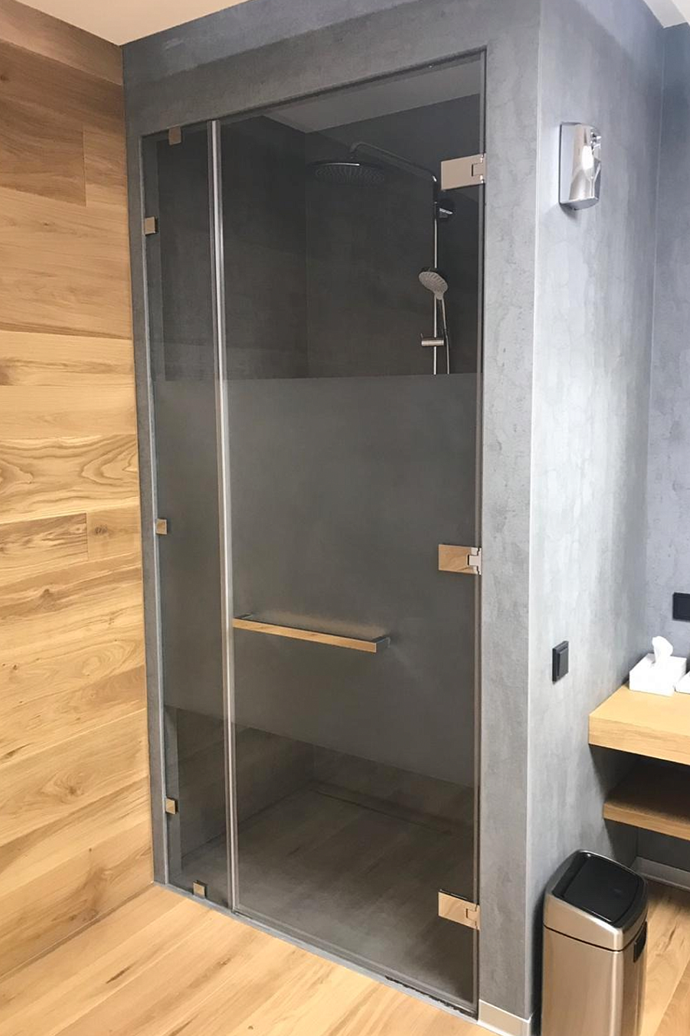 Монтаж душевых кабин из стекла